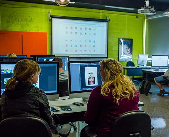 students working in Mac Lab